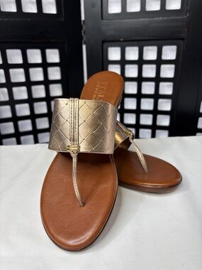 💛Italian Shoemakers Women Metallic Gold Thong Sandals 8.5 Comfort Flat Brown 💛
